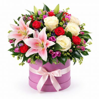 Живые цветы в шляпной коробке «Воздушный поцелуй»