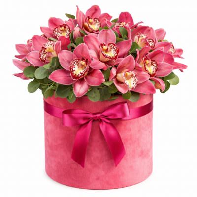 Цветы в коробке с орхидеями