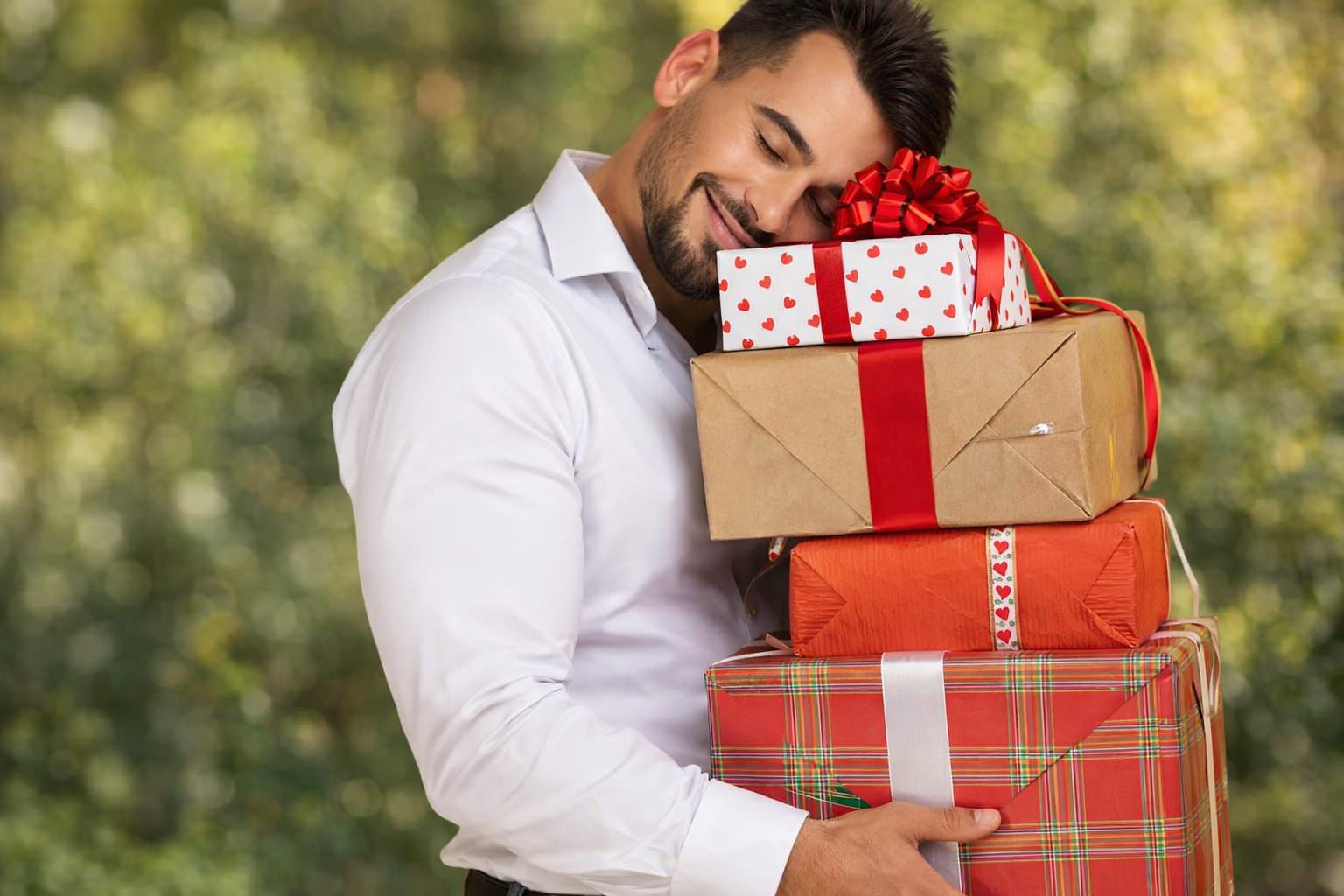 Что подарить мужчине вместо цветов