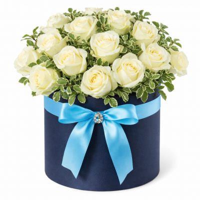 Шляпная коробка с белыми розами «Волшебное сияние»