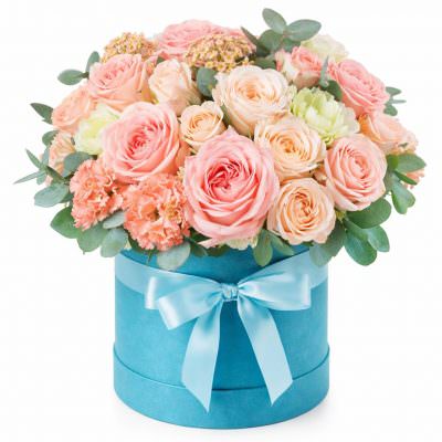 Шляпная коробка с розами и эустомами «Дыхание весны»