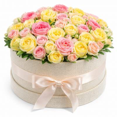 Красивый букет в шляпной коробке «Рассветная роса»